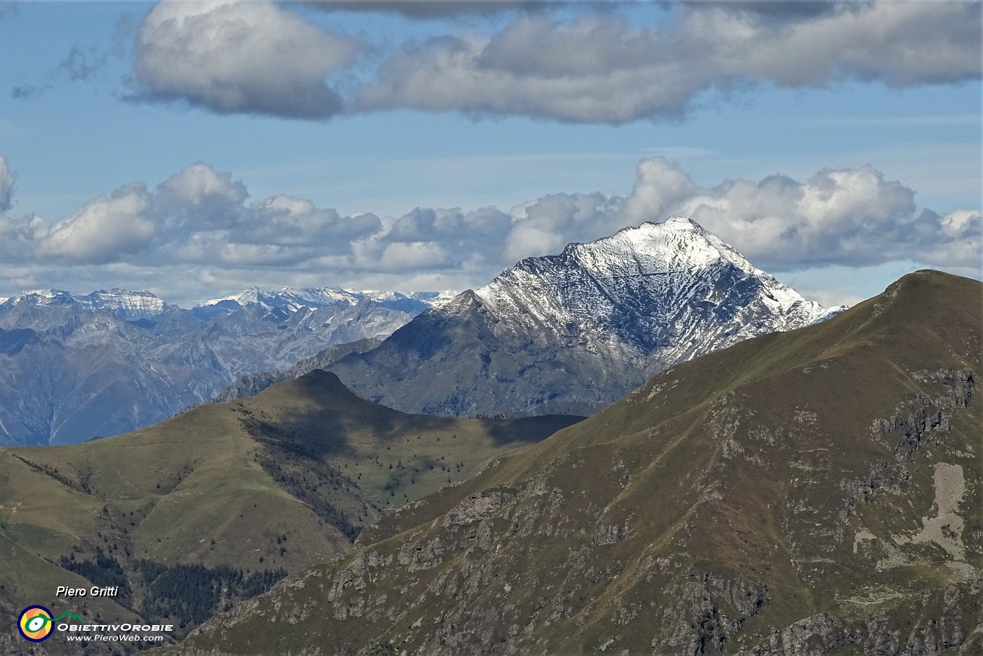 45 Zoom verso il Legnone con la prima spruzzatina di neve settembrina.JPG